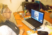 Une discussion via Skype avec les élèves restés au collège les résidents discutant avec le collège